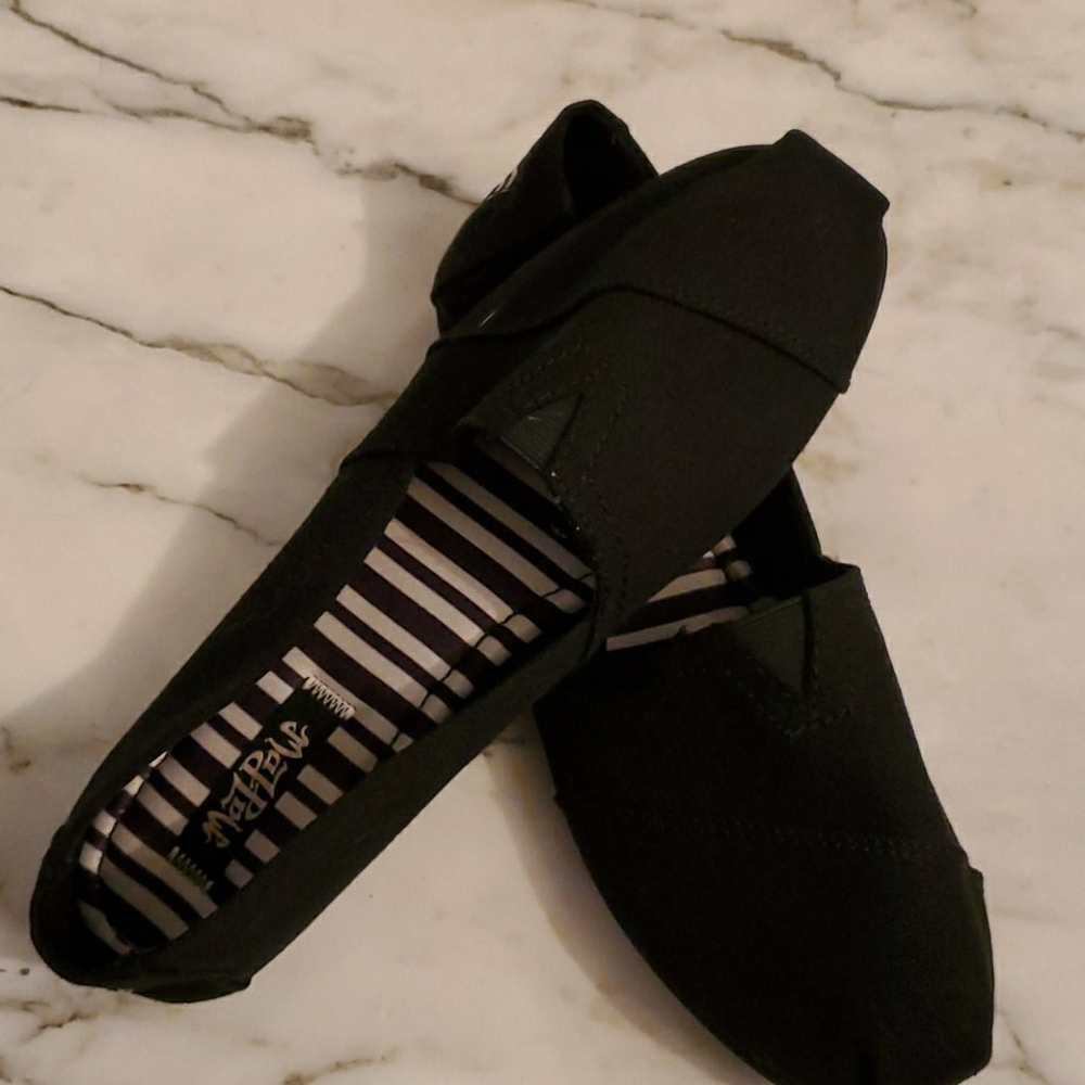NWOT size 9 Slip on shoes